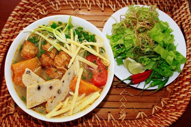 Tô bún chả cá thơm ngon.